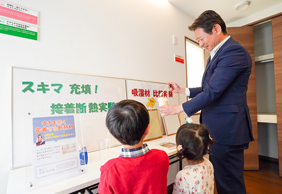 お子様と一緒に楽しめる屋根裏断熱材科学実験